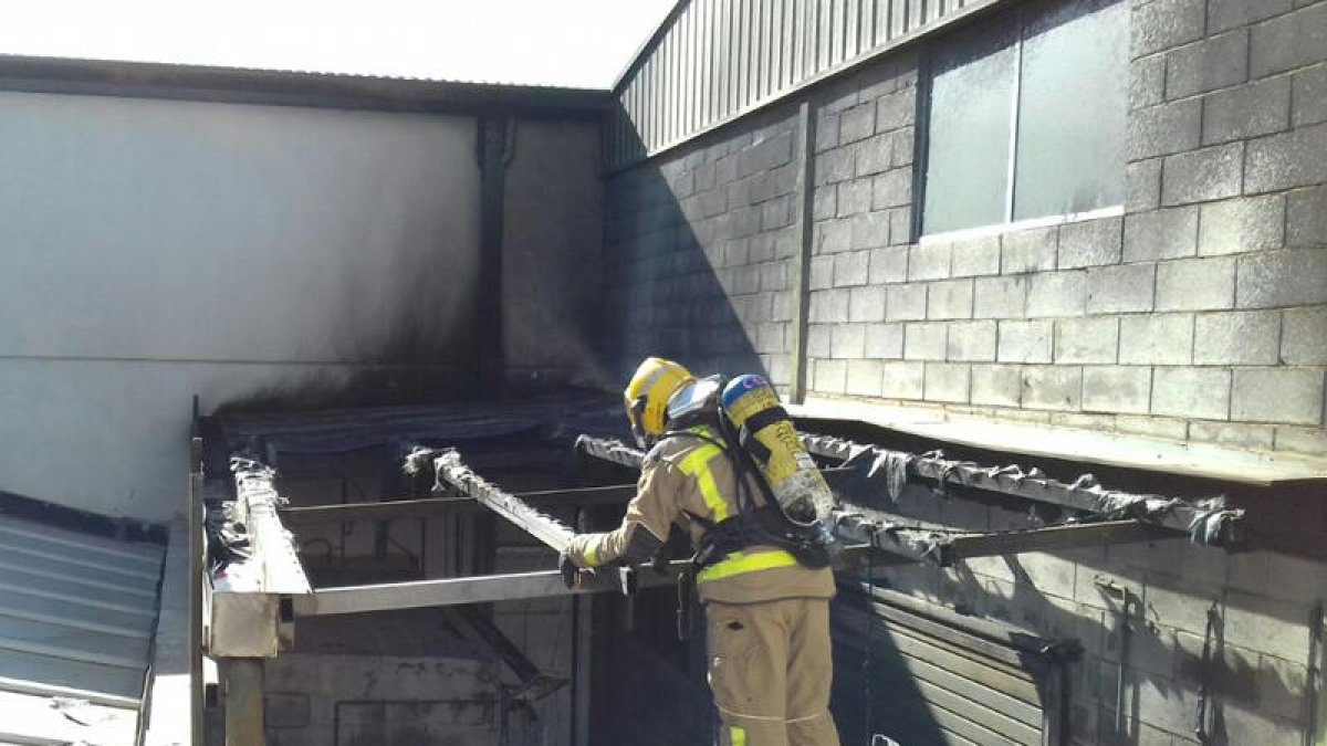 Se incendia una nave en el polígono de Agro-Reus