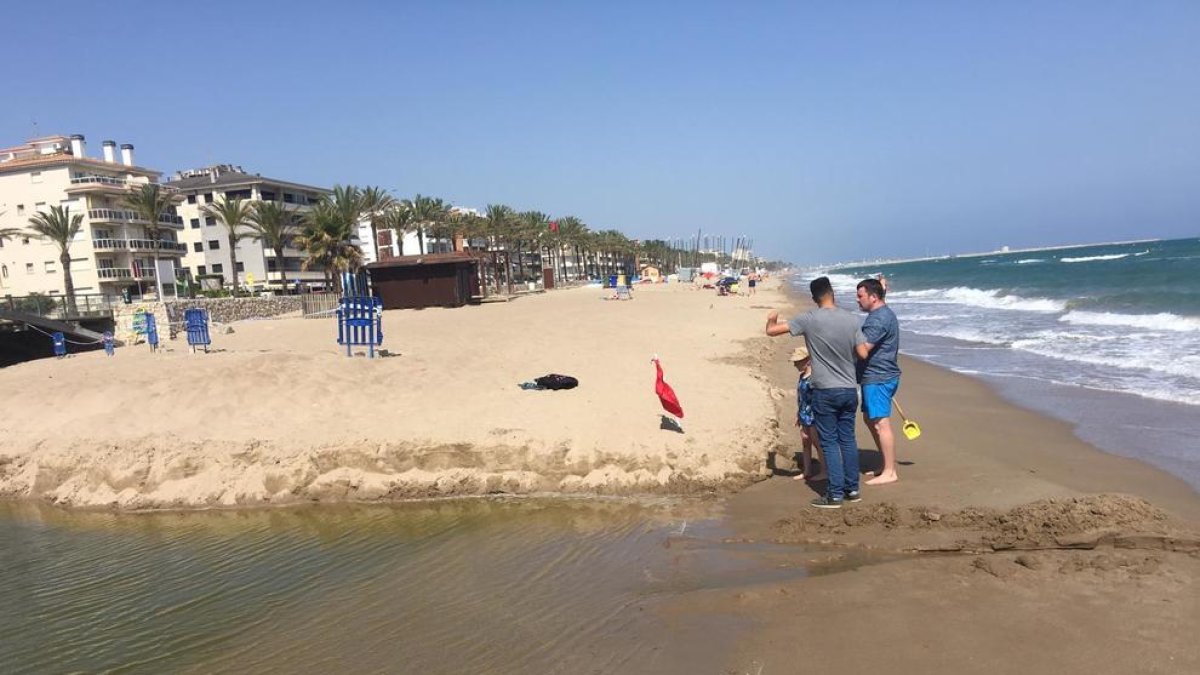 El tramo de playa afectado por los residuos en Calafell abrirá el miércoles al mediodía
