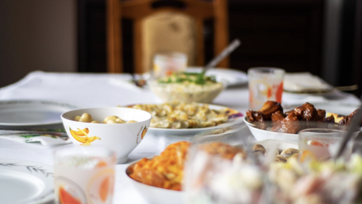 Muere la noche de Fin de Año y el cadáver se queda dos días sentado en la mesa|tabla sin que nadie se diera cuenta de ello