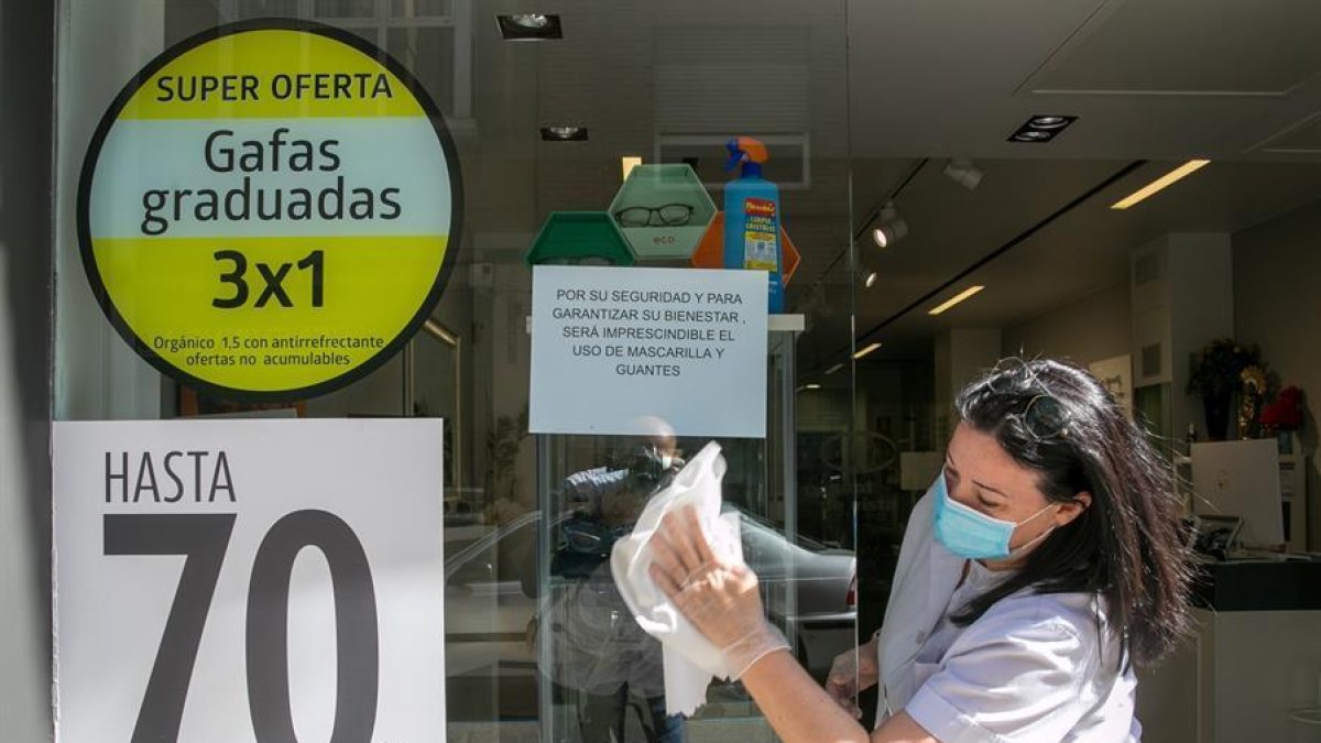 Els oftalmòlegs recomanen utilitzar ulleres o lents de contactes d'un sol ús