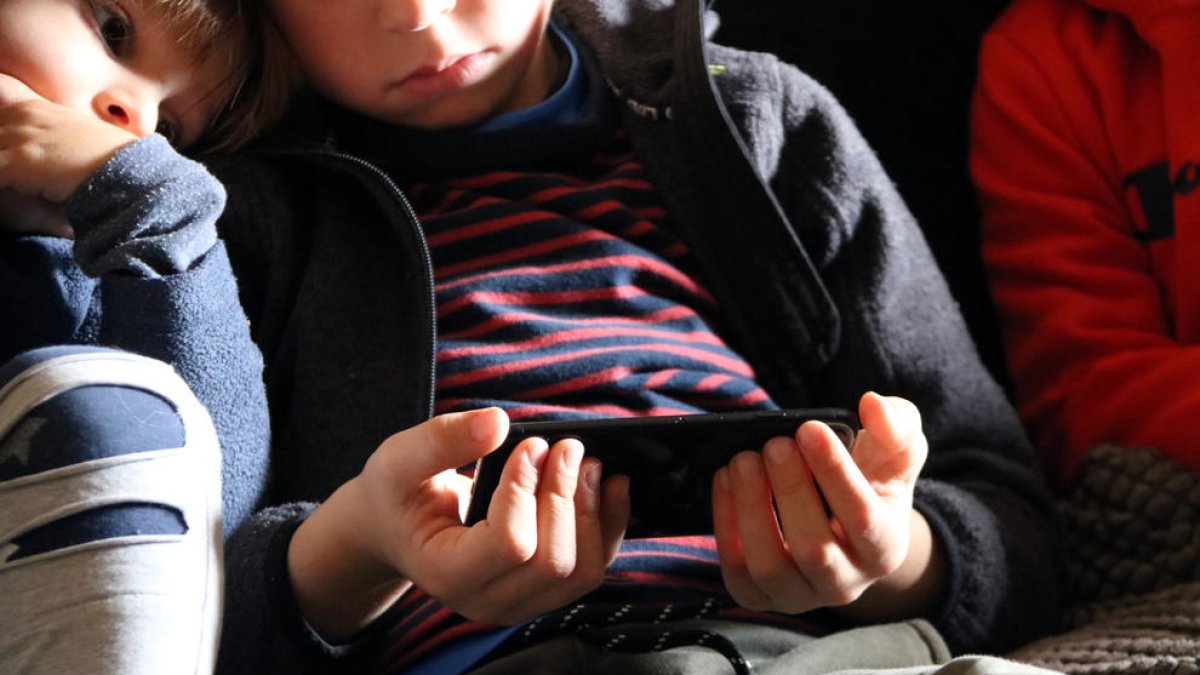 Los expertos alertan de un futuro aumento de casos de adición a las pantallas por culpa de las restricciones de la covid-19