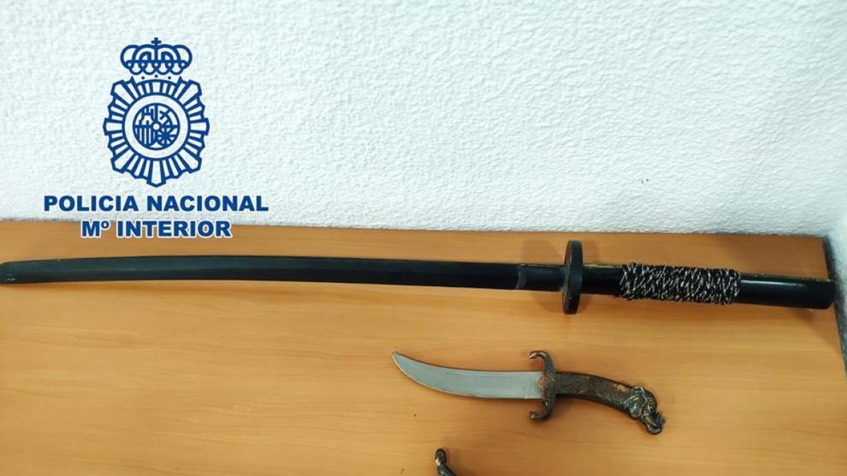 Detenido un joven por amenazar con una catana a tres personas en Almería