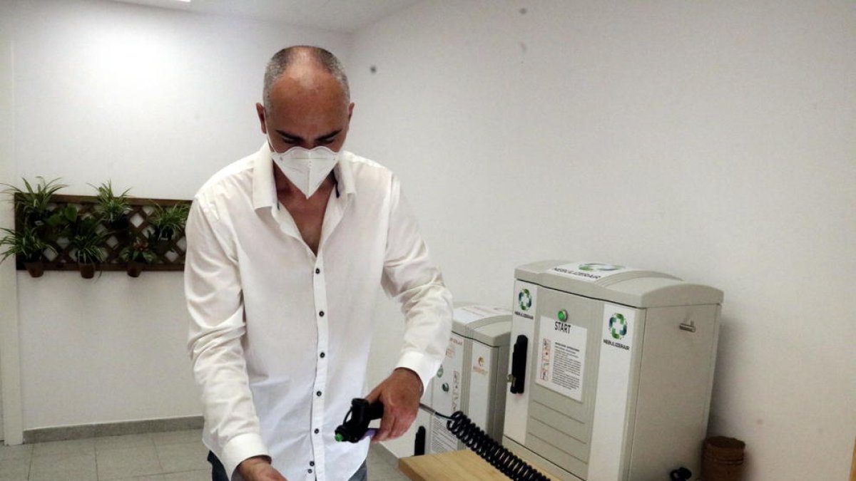 Crean un nebulizador portátil ideado para desinfectar empresas, tiendas, bares u hoteles