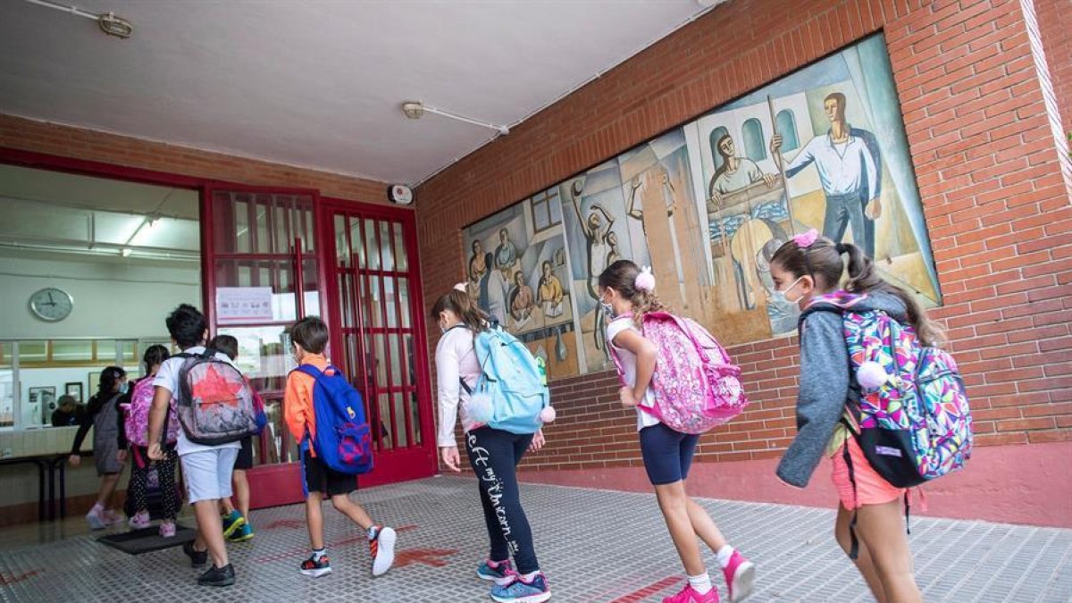 Educació detecta set positius entre els docents de sis centres de Catalunya