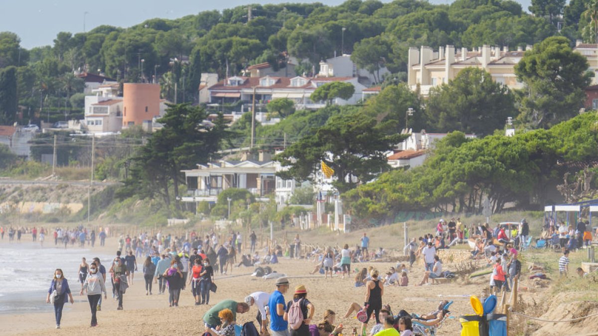 El confinament municipal omple la platja Llarga de pícnics i grups