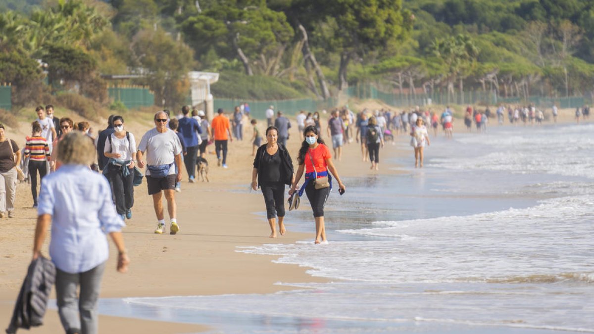 El Gobierno obliga a usar mascarilla sin importar la distancia incluso en la playa