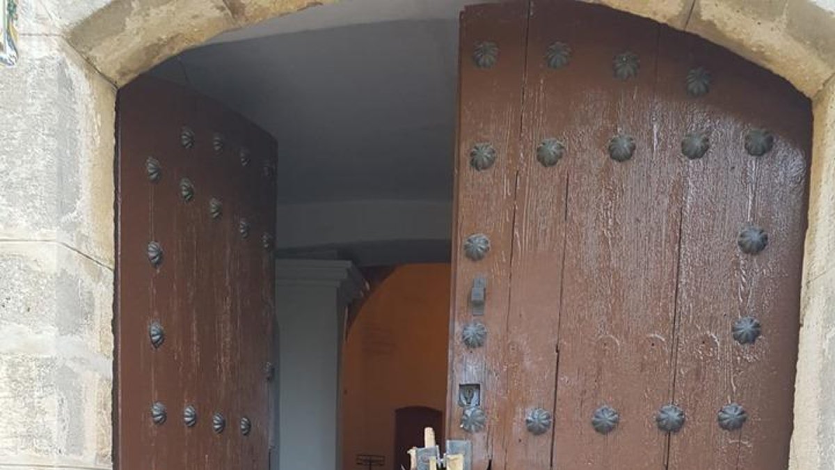 Revientan la puerta de la ermita de las Masies de Sant Miquel