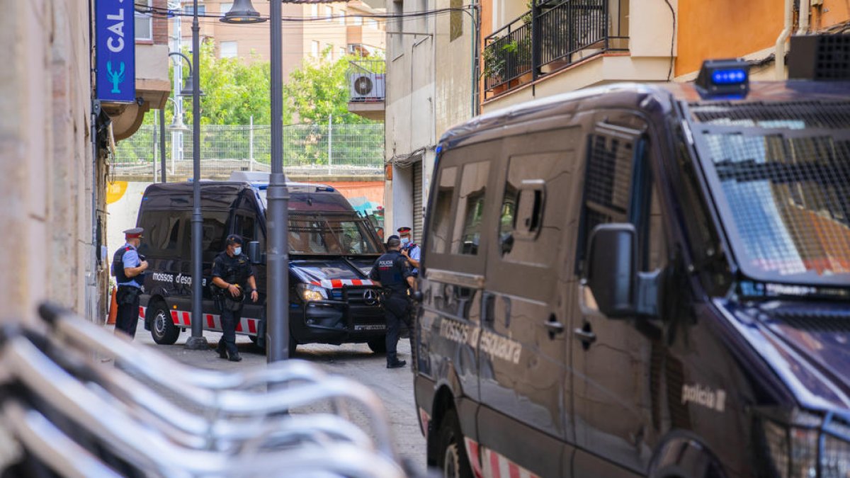 Desallotjats 34 ocupes de 15 pisos del Rancho Grande del Serrallo