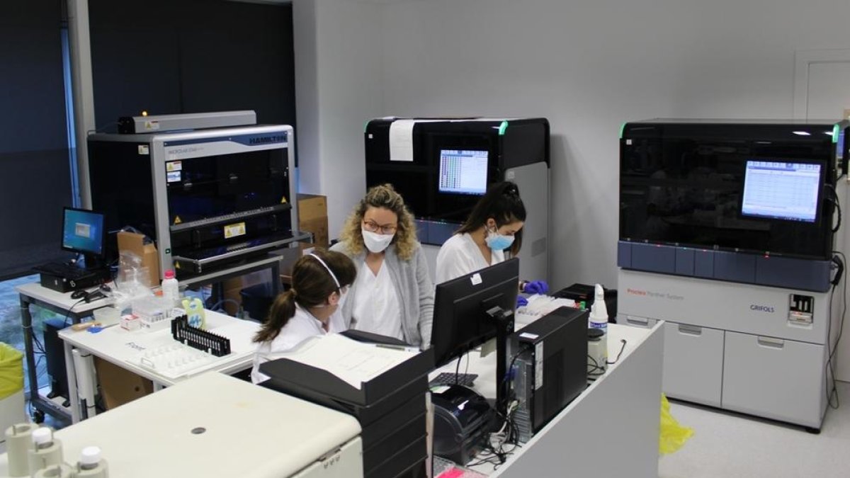 El laboratori del Joan XXIII augmenta la seva capacitat fins a 3.000 proves PCR diàries
