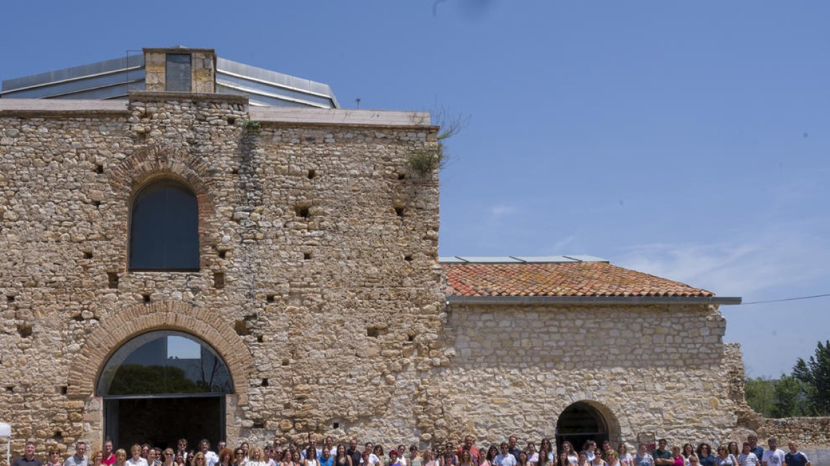 Fotografía de familia del acto de reconocimiento a todo el personal docente de Constantí.