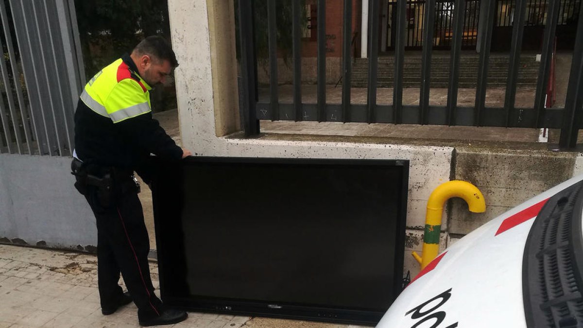 Los Mossos d'Esquadra detienen a tres hombres in fraganti después de robar en un instituto de Tarragona