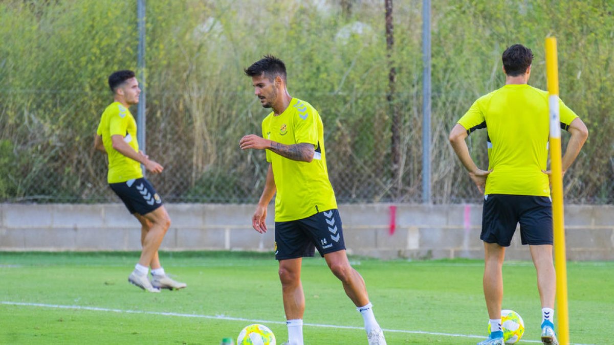 Joan Oriol es posa la samarreta del Nàstic a l'espera que ho faci Trilles