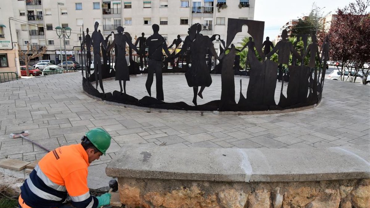 Empieza la reparación del pavimento de la plaza de la Sardana a Sant Pere i Sant Pau
