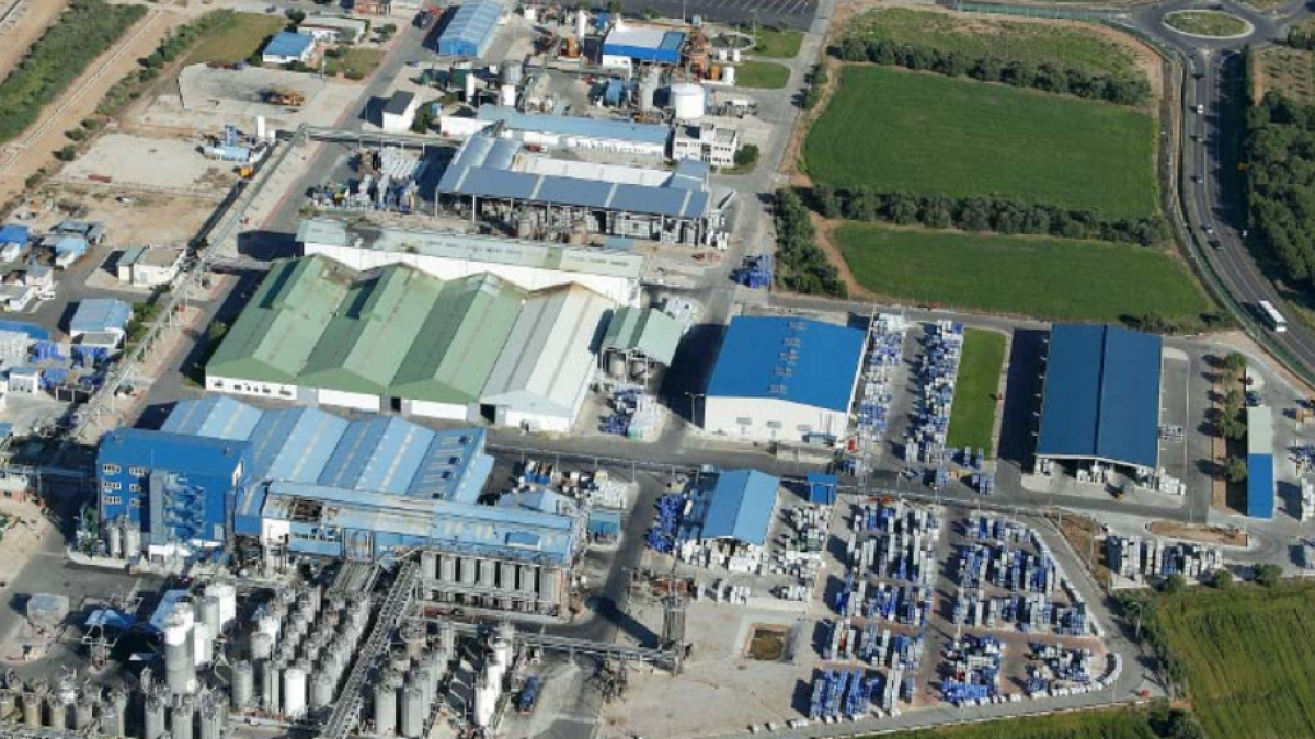 En estat greu un treballador d'IQOXE en precipitar-se des d'uns deu metres