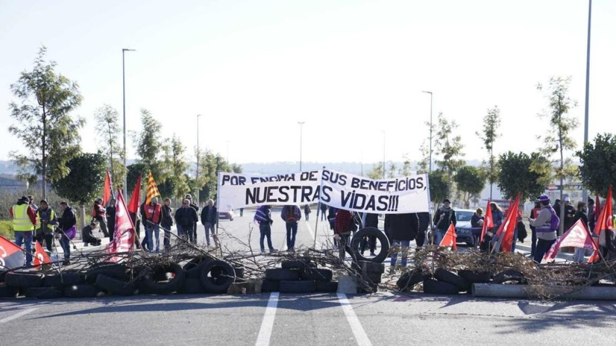 La vaga a la petroquímica arrenca amb un seguiment del 100 %, segons CCOO