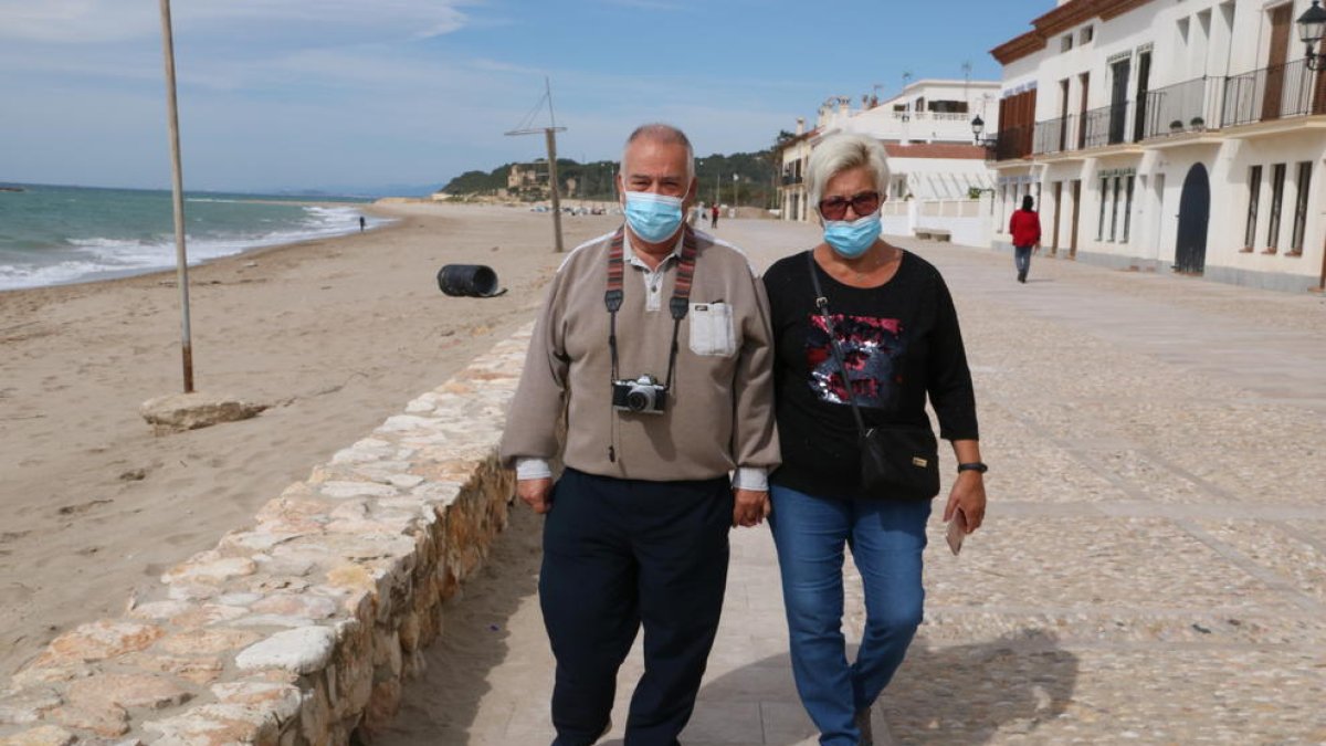 personas mayores con mascarilla, paseo marítimo de Altafulla, coronavirus