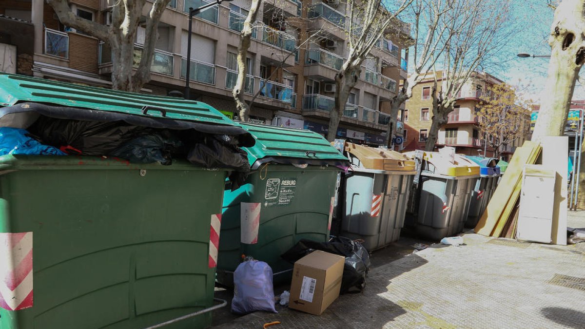 Les protestes de la brossa deixen 250 contenidors plens i paren 36 vehicles