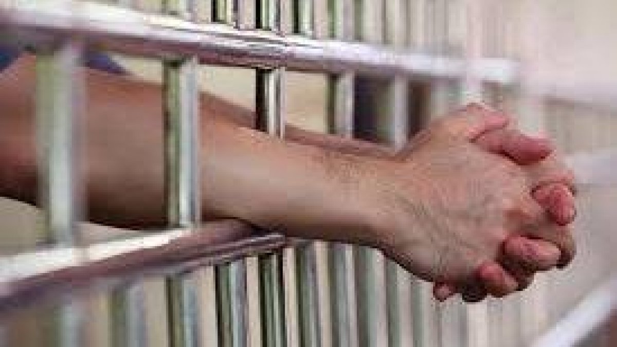 Detenen a un home a Cambrils per robar a un supermercat i causar violents desordres