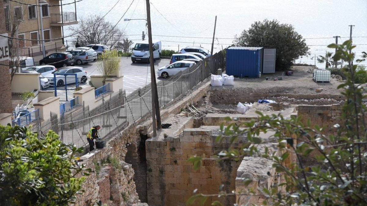 Empiezan las obras de refuerzo y restauración del muro del Anfiteatro