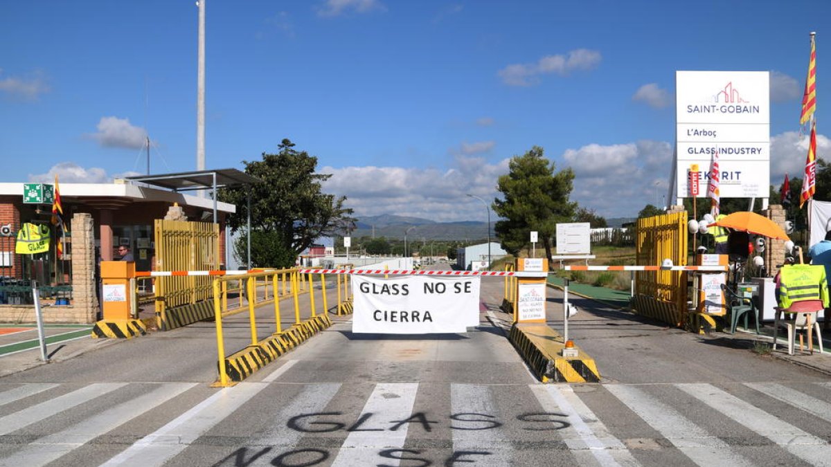El Ministerio de Industria intercederá con la dirección de Saint-Gobain para valorar alternativas al cierre