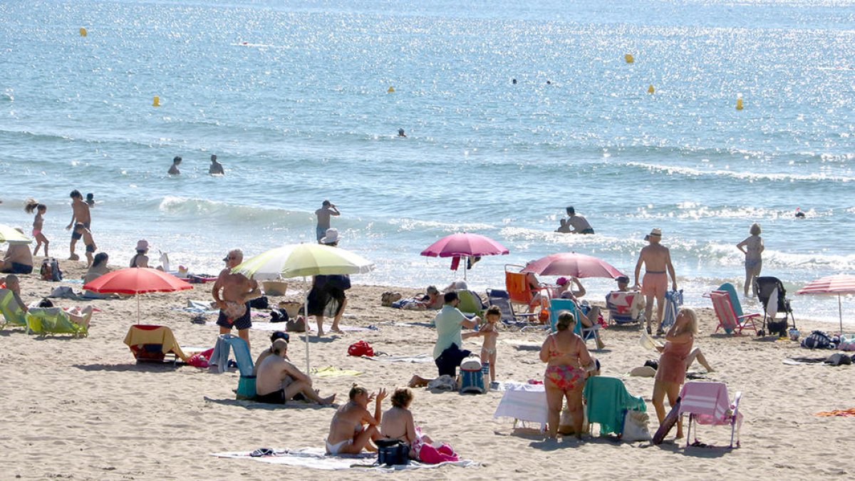 Salud aplicará un criterio de «sentido común» y matiza que no habrá que llevar la mascarilla a la playa
