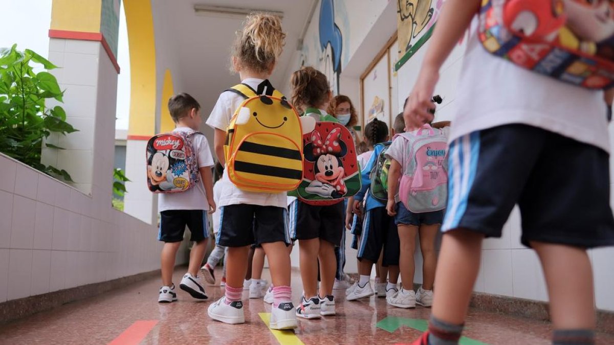 niños escuela alumnos colegio educación devuelta a la escuela aula aulas clase padres