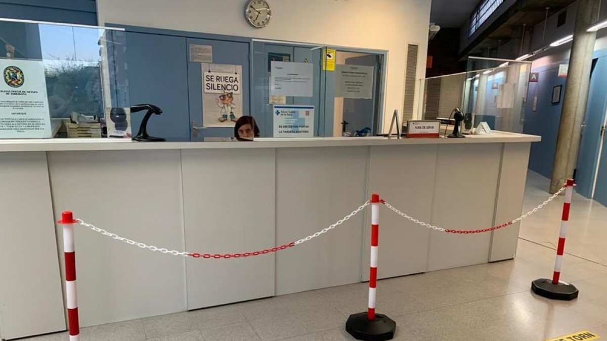 Trabajadores de atención primaria reclaman mamparas|biombos para separarse de los usuarios y les ponen cadenas