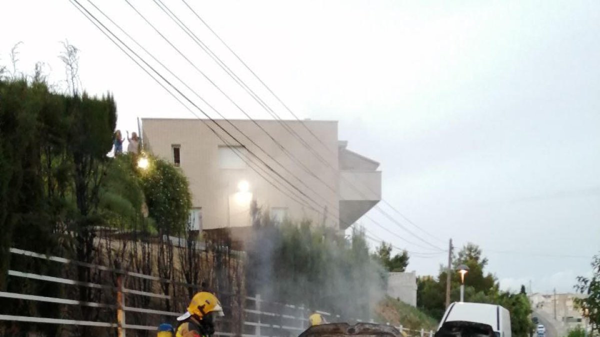 Crema completament un cotxe a Calafell durant la matinada