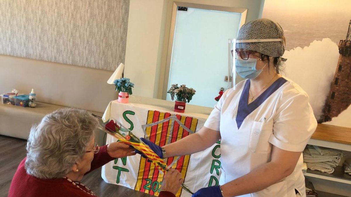Els familiars dels residents traslladats a l'Hotel Núria envien roses al personal sanitari com a mostra d'agraïment