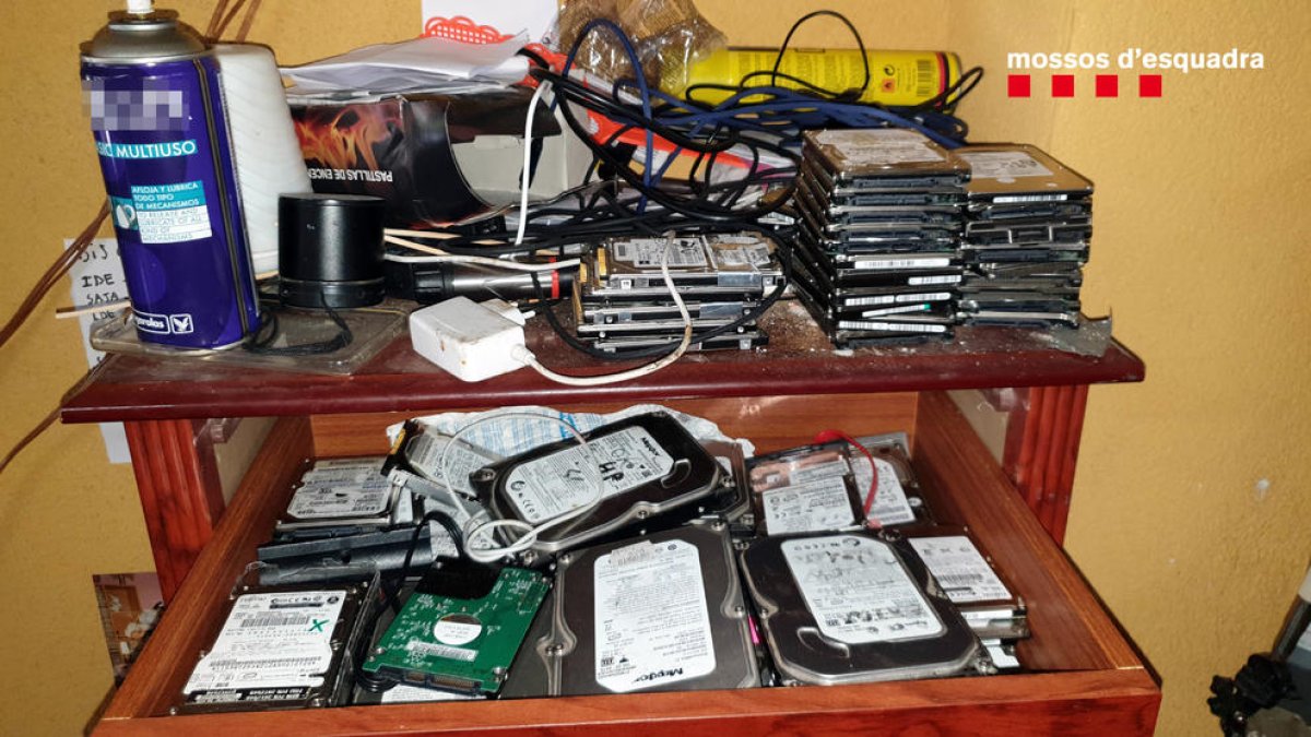 Detenido por grabar vídeos y hacer fotos de forma remota de los ordenadores que venía