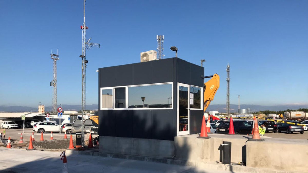 Les obres de millora de l'aparcament de camions de mercaderies perilloses del polígon Riuclar entren en la recta final