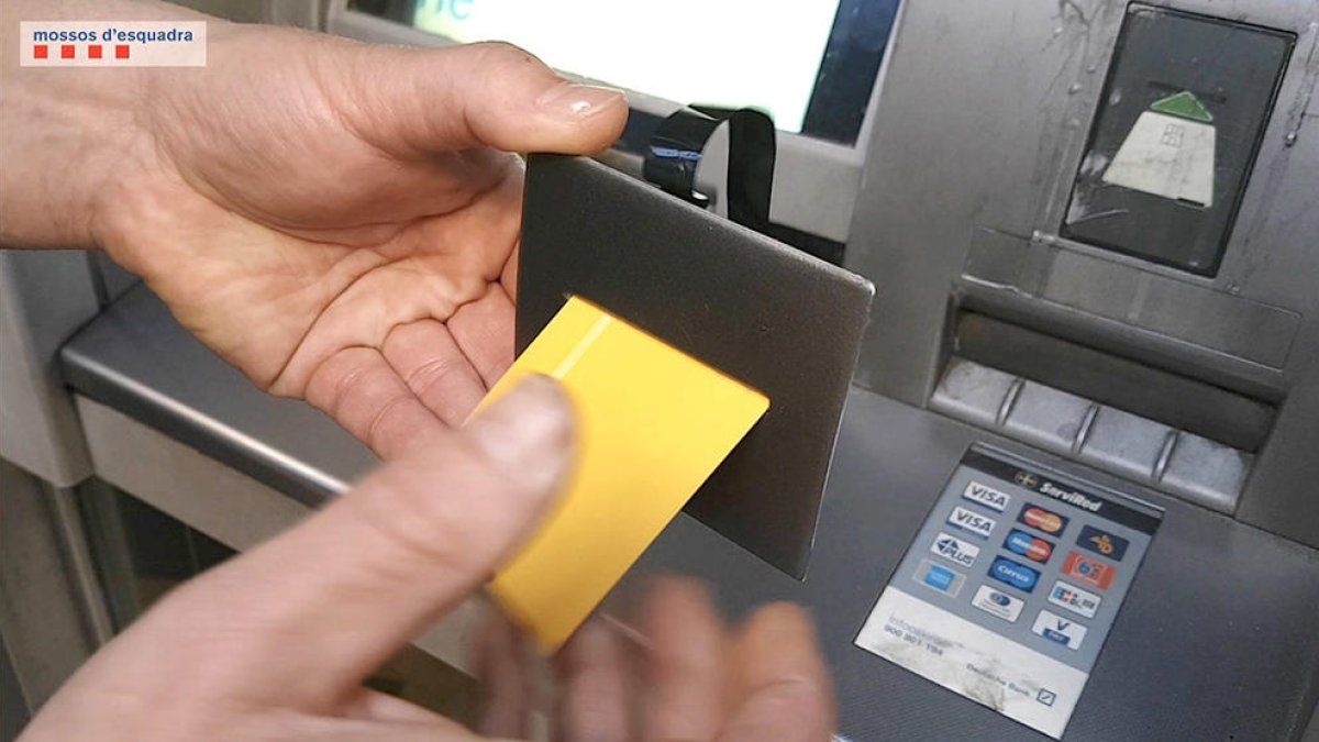 Sistema d'estafa a caixers automàtics.