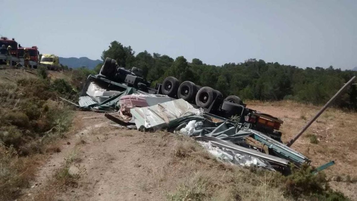 Un muerto al volcar un camión que transportaba placas de cartón yeso en la C-43 en el Pinell de Brai