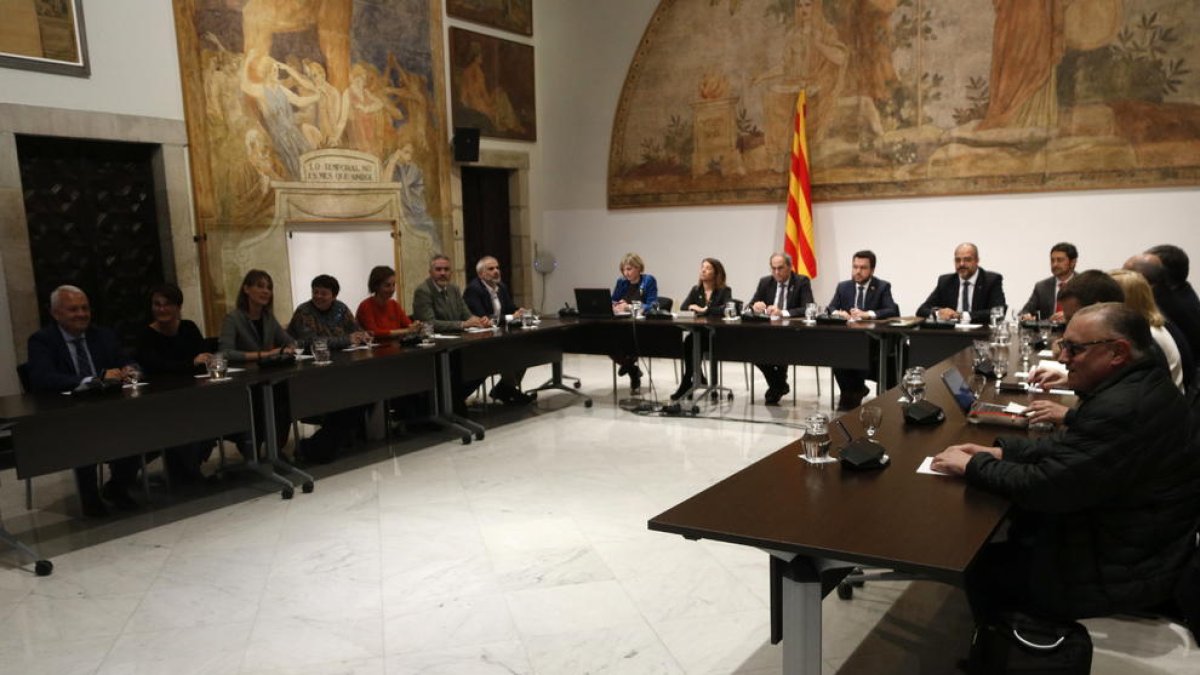 Tuesta se reúne con los grupos parlamentarios en Palau para hablar del coronavirus