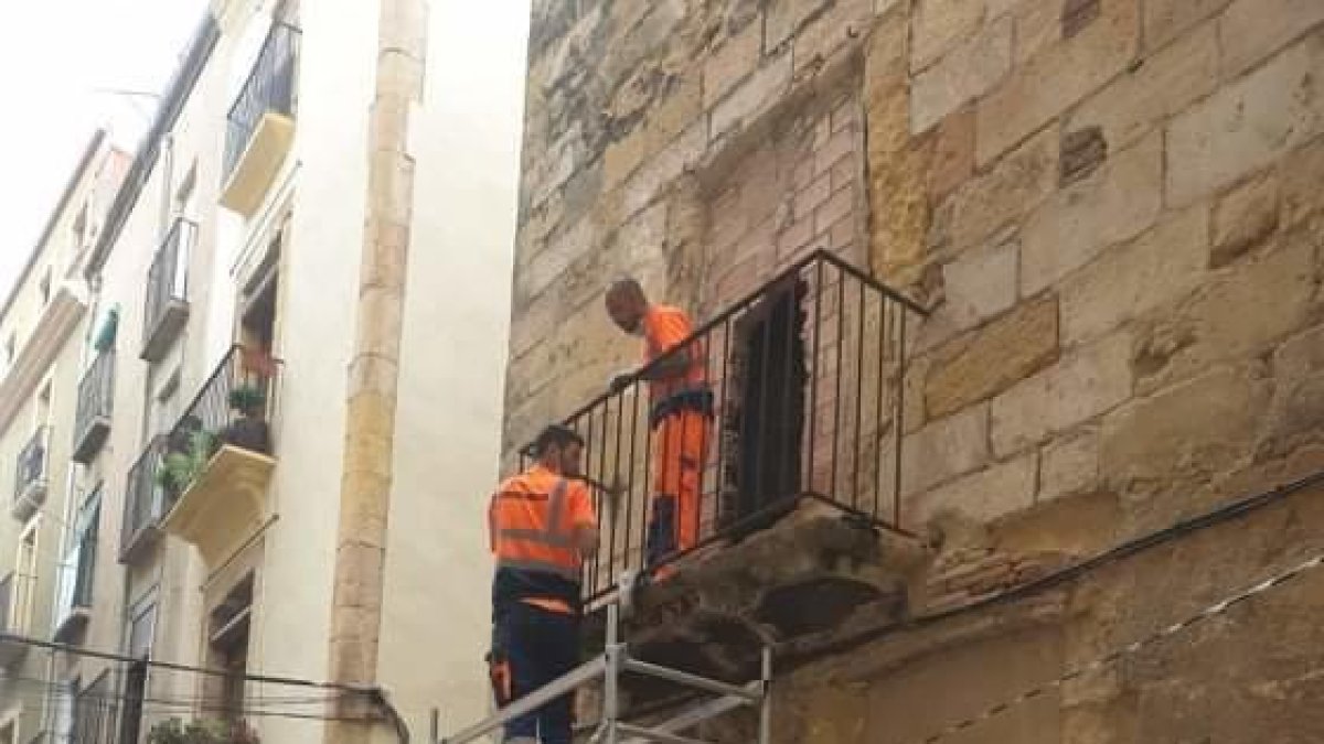 La Guàrdia Urbana desallotja un edifici ocupat a la Part Alta de Tarragona