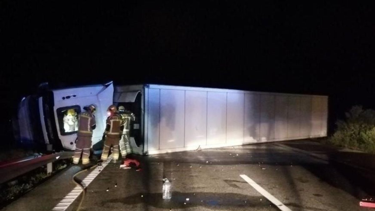 Cortan el AP-7 en l'Ametlla de Mar por culpa de un camión accidentado