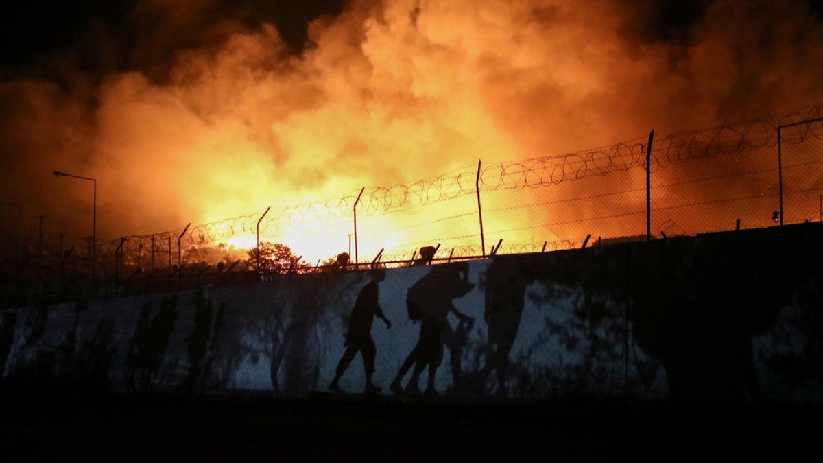 Brussel·les finançarà el trasllat «immediat» dels 400 menors no acompanyats al camp de Moria