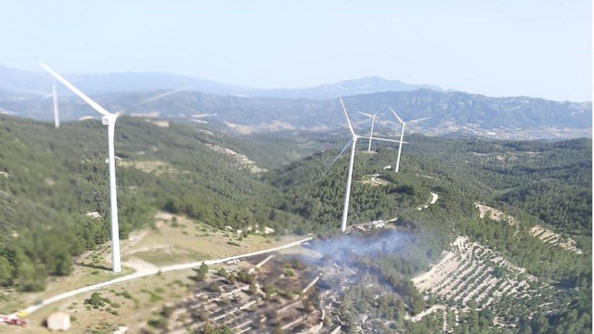 Los Bombers dan por estabilizado el incendio de la Fatarella, que ha quemado 2 hectáreas