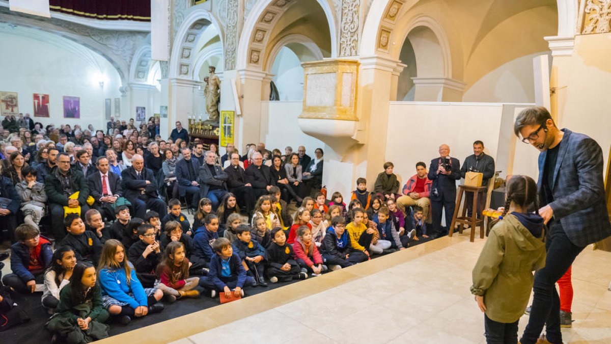Màgia en la presentació del llibre per a infants dels natzarens