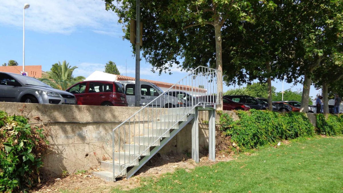 Instalan en Cambrils seis escaleras para acceder al cauce de la riera de Alforja