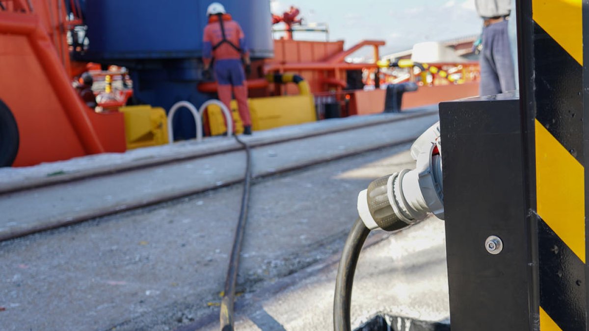 El Port de Tarragona prova un sistema de connexió elèctrica de vaixells als molls