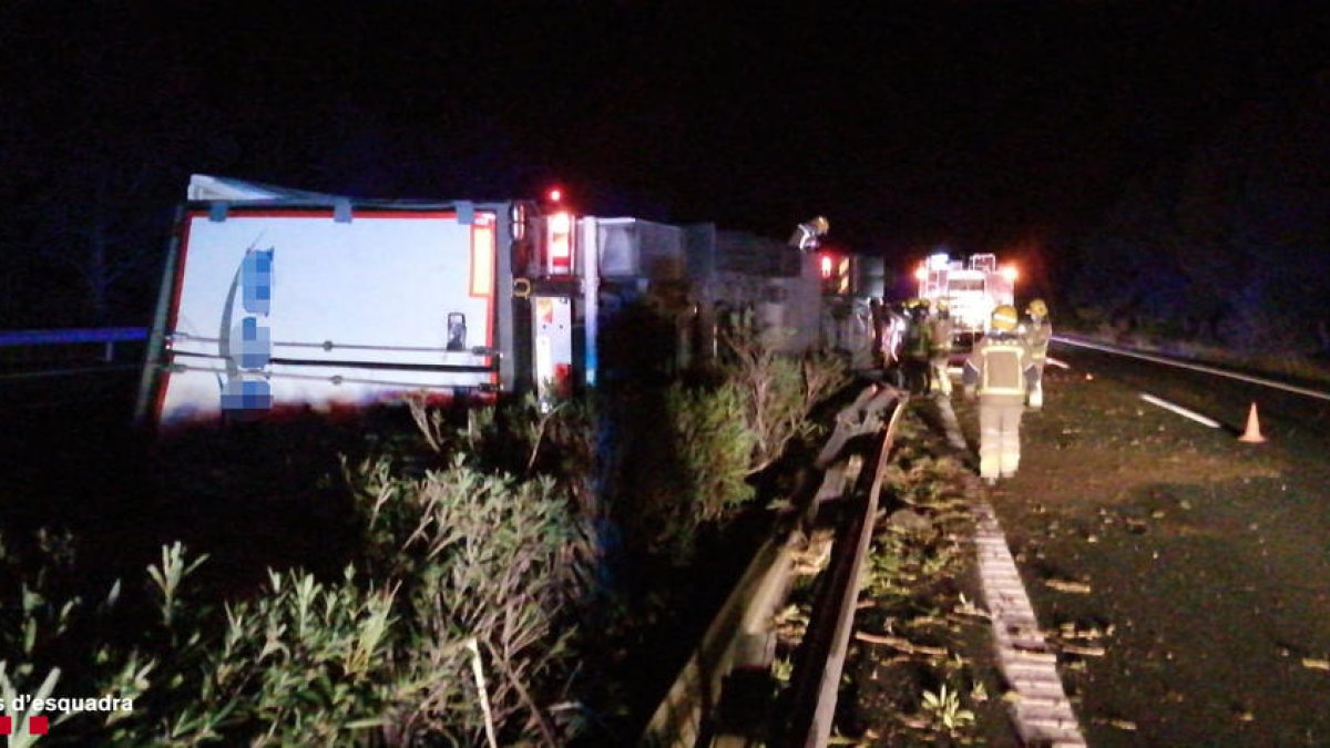 Detenen el conductor d'un camió de matèries perilloses que circulava begut i es va accidentar a l'AP-7 a Mont-roig