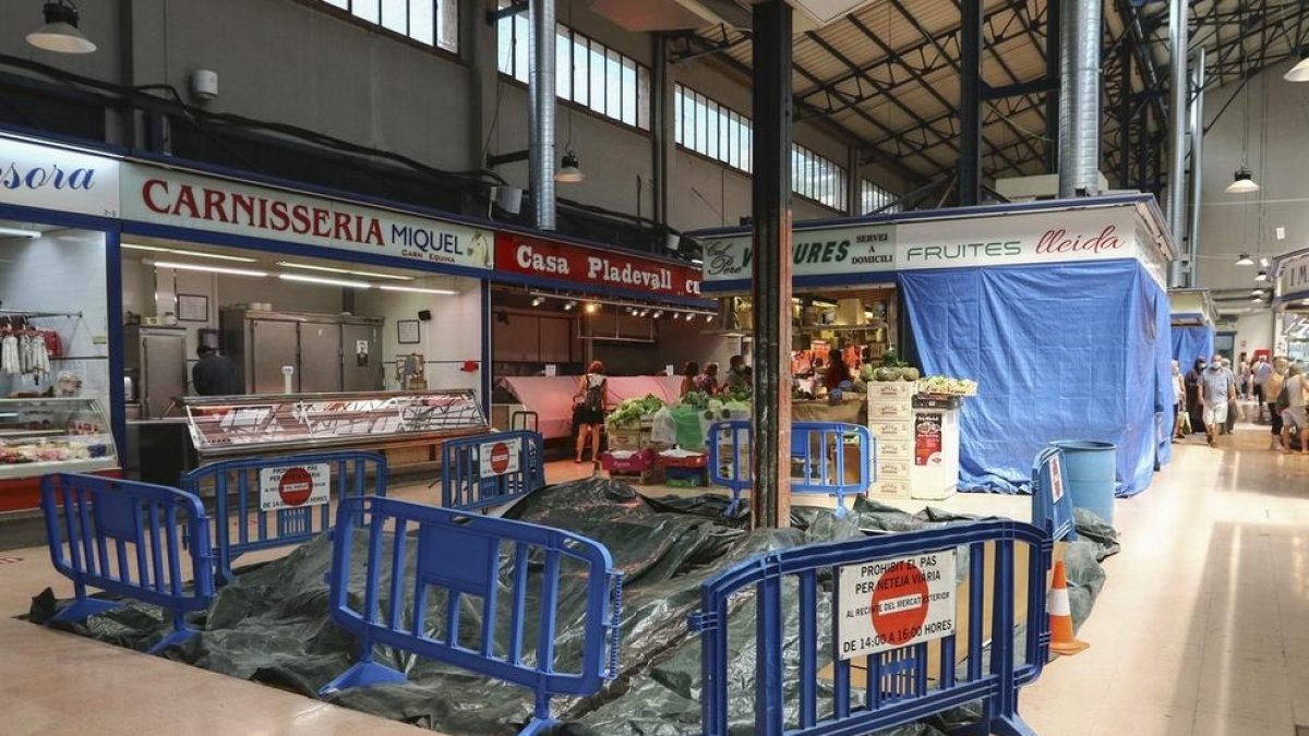 Los paradistas del Mercado Central de Reus aprueban el derribo de paradas|puestos vacías