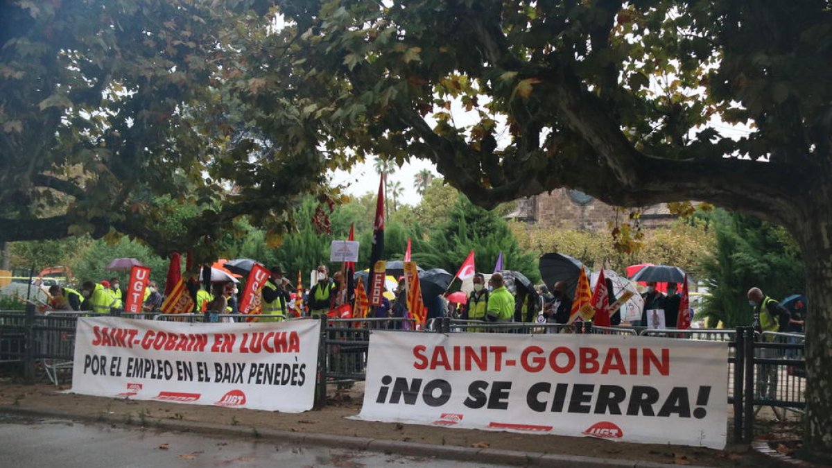 Un centenar de treballadors de Saint-Gobain es concentra davant el Parlament