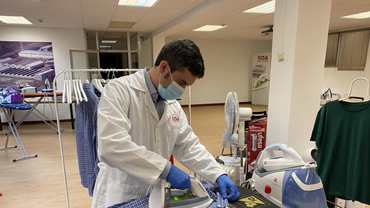 Fabrican una plancha que elimina el coronavirus de cualquier tejido