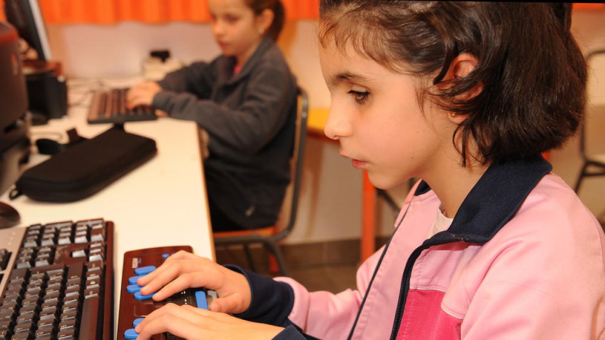 El ONCE trabaja para adaptar las necesidades de 99 estudiantes ciegos en su vuelta a las aulas