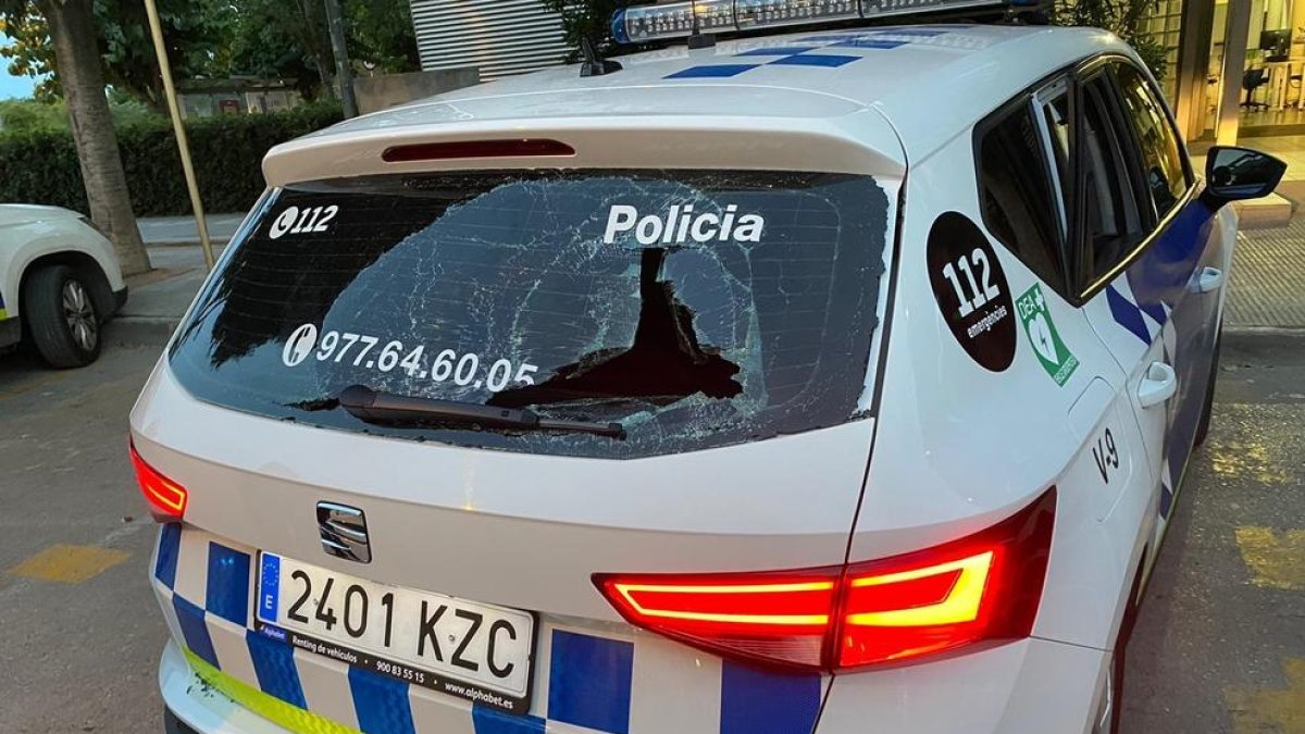 Tensión entre un grupo de jóvenes y la Policía de Torredembarra durante una detención