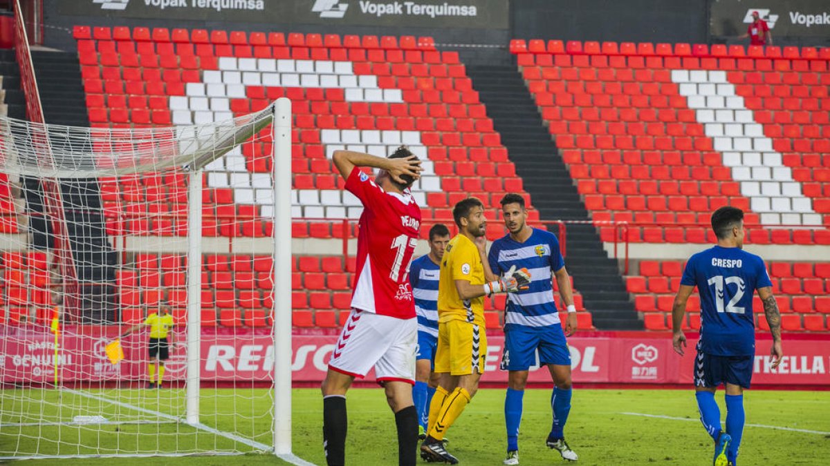 Pedro Martín es lamenta d'una ocasió fallada durant el Nàstic-Llagostera