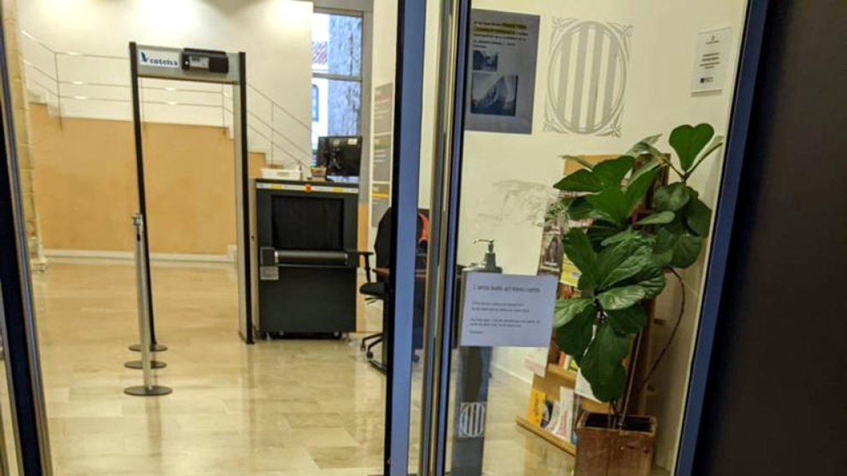 Tiran arroz hervido delante de la delegación del Gobierno en el Ebro