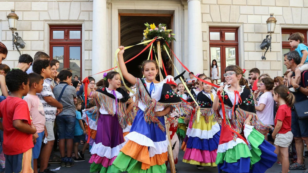 El Seguici Festiu Petit omple els carrers de Reus de balls, música i foc